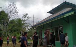 Warga Sintang Gotong Royong Bersihkan Surau yang Dirusak Pascainsiden Ahmadiyah