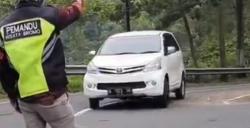 Ban Mobil Selip di Jalan Licin, Jangan Panik Ini 3 Hal Harus Anda Lakukan 