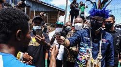 Momen Sandiaga Uno Berikan Jam Tangan Miliknya kepada Warga Kampung Yoboi Papua