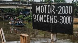 Perahu Eretan, Jasa Murah Membantu Warga Menyeberangi Kali Angke