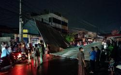 Hujan Lebat Landa Depok, Atap Baja Ringan Terbang dan Tutup Jalan Raya Sawangan<
