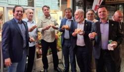 Presiden Brasil Bolsonaro Terpaksa Makan Pizza di Trotoar New York karena Dilarang Masuk Restoran