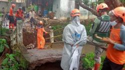 Pondasi Tergerus Arus Deras Sungai, Jembatan Cipelang Sukabumi Ambruk<