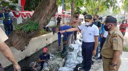 Antisipasi Musim Hujan, Lantamal III Kerahkan Pasukan Bersihkan Saluran Air