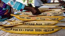 Pembuatan Replika Perahu untuk Cendera Mata PON Papua