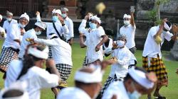 Serunya Tradisi Perang Ketupat di Bali