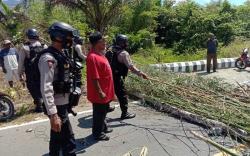 Brimob Maluku Bantu Buka Akses Jalan yang Sempat Ditutup Warga Adat Papua