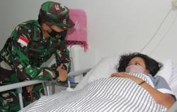 Jenguk Nakes Korban KKB, Pangdam Cenderawasih: Kami Buka Pintu Kalau Mau Jadi Honorer<