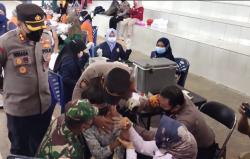Menangis saat Akan Disuntik Vaksin, Pelajar di Blora Ini Dipegangi Kapolres dan Dandim