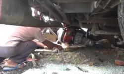 Truk Fuso Oleng Tabrak Rumah dan 3 Kendaraan di Jombang, 1 Korban Luka<