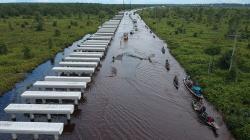 Jalan Trans Kalimantan Sepanjang 2,5 Km Banjir, Perahu Jadi Alat Transportasi