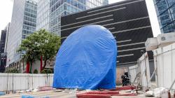 Penampakan Tugu Sepeda Ditutup Terpal Biru