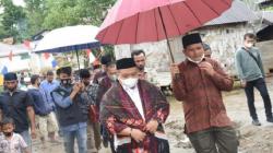 Bupati Tapsel Nginap di Rumah Warga dan Bawa Oleh-Oleh Kue Pembangunan