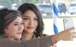 Polwan Cantik AKP Rita Yuliana Unggah Foto Bareng Teman, Netizen: Bidadari Semua