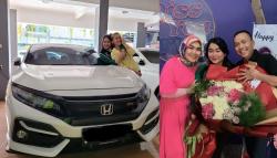Adik Lulus Sidang Skripsi, Ayu Ting Ting Beri Hadiah Mobil Baru