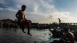 Potret Keseruan Anak-Anak Pesisir Berenang di Tepi Laut Cilincing