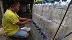 Merakit Botol-Botol Bekas Menjadi Tempat Sampah