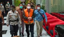 Ini Penampakan Azis Syamsuddin Pakai Rompi Oranye dan Tangan Diborgol