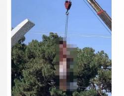  4 Mayat Penculik Digantung Taliban dengan Derek 