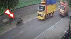 Terekam CCTV Truk Tabrak Pemotor hingga Tewas di Blitar, Korban Terlempar 10 Meter<