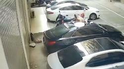 Ngeri, Wanita Setengah Telanjang Jatuh dari Balkon dan Mendarat di Atas Kap Mobil 