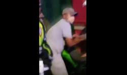 Tak Mau Ditilang, Pengendara Motor di Mojokerto Ini Ribut dengan Polisi 