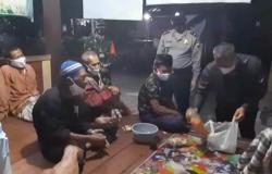 Bawa Oleh-Oleh Camilan, Polsek Kutowinangun Kebumen Sambangi Warga di Pos Ronda
