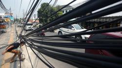 Kabel Semrawut di Pinggir Jalan Ciputat, Warga Terpaksa Menunduk untuk Melintas