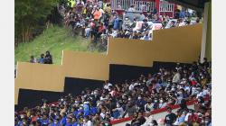 Stadion Mandala Membeludak, Warga Antusias Menonton Sepak Bola Tim Papua vs Jawa Barat