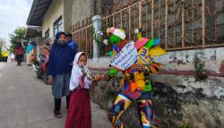 Kreatif, Warga Berkostum Robot dari Barang Bekas Bagikan Paket Alat Tulis