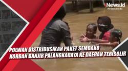 Video Polwan Distribusikan Paket Sembako Korban Banjir Palangkaraya ke Daerah Terisolir  