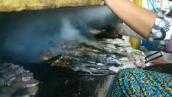 Cerita Emak-Emak Tukang Asap Ikan di Pasuruan, Omzetnya Bikin Kaget