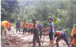 Longsor Tutupi Jalan Penghubung 2 Kecamatan di OKU <