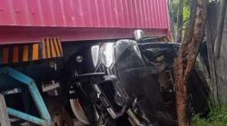 Melaju Mundur, Truk Trailer Gilas Xenia dan Motor di Semarang 