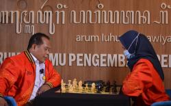 Rektor Unnes Adu Cerdik dengan Atlet Catur Woman Fide Master Zahra Chumaira, Ini Hasilnya<