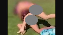 2 Gadis Berbikini Saling Pukul di Taman, Sekelompok Pria Justru Bersorak
