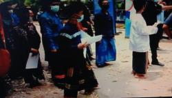 Saking Antusiasnya, Santri Rela Nyeker Ikut Vaksinasi Covid-19 di Cirebon