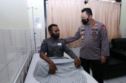 Kapolri Jenguk Polisi Korban Baku Tembak KKB: Terima Kasih, Kami Bangga dengan Kalian