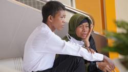 Mengharukan, Potret Ibu Dampingi Putranya Tes CPNS, Beri Semangat meski Tak Lulus