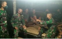 Tingkatkan Keamanan, Prajurit TNI Ronda Bareng Warga Sekitar Lokasi TMMD<