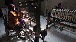 Kerajinan Kain Lurik Klaten Dijual Rp75.000 per Meter