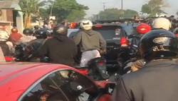 Viral Remaja Blokade Jalan untuk Balap Liar di Karawang, Lalu Lintas Macet Parah<
