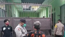 Tertunduk Malu, Suami yang Digerebek Istri dan 2 Anak di Jember Dijemput Polisi Bersama Selingkuhannya