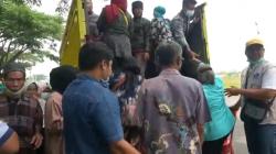 Ribuan Peserta Vaksinasi dari Pelosok Desa di KBB Diangkut Pakai Truk