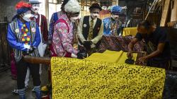 Komunitas Badut Tasikmalaya Peringati Hari Batik Nasional