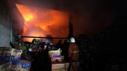 Kebakaran Gudang Kayu dan Mi Instan di Surabaya