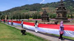Pembentangan Bendera Merah Putih Sepanjang 1.000 Meter di Kompleks Candi Arjuna