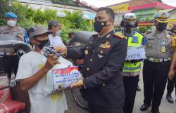 Jumat Berkah, Ditlantas Polda Jateng Bagikan Sembako dan Masker kepada Masyarakat