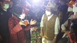 Mensos Risma Kunjungi Lokasi Banjir Bandang Batu Merah, Siapkan Lokasi Baru Rumah Warga 