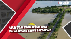 Video Paraglider Bagikan Makanan untuk Korban Banjir Sukhothai